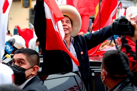 Elecciones en Perú: Pedro Castillo, a punto de cantar victoria.