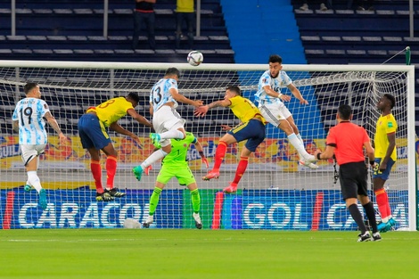 El cabezazo de Romero para el 1-0 de la Argentina.