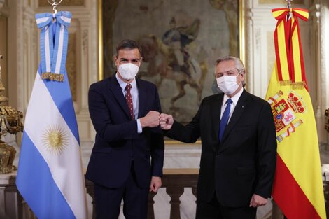 El presidente Alberto Fernández recibió en Casa Rosada a su par español, Pedro Sánchez, que ingresó a la casa de gobierno por el salón de los Bustos pasadas las 10.30.