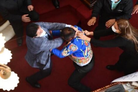 Escandalosa pelea en la Asamblea entre oficialistas y opositores bolivianos  