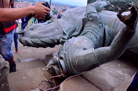 Indígenas colombianos quisieron tirar una estatua de Cristóbal Colón en Bogotá