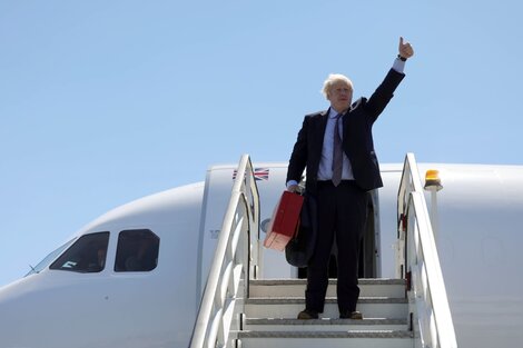 Duras críticas a Boris Johnson por viajar a la cumbre del G7 en avión privado y no en tren