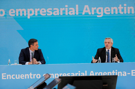 Alberto Fernández junto a Pedro Sánchez.