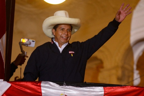 Castillo saluda el martes pasado desde el balcón de su comité de campaña en Lima.