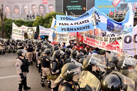 Protesta de trabajadores precarizados en el Puente Pueyrredón