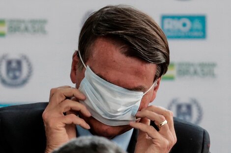 Según Bolsonaro el usar barbijo es un símbolo de estar enfermo de coronavirus. (Fuente: EFE)