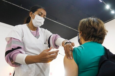 Romina Luengo, vacunadora en Tecnópolis.