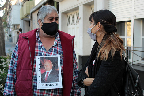 Mario Paez con la abogada Anabella Marconi, antes de la inspección al D2. 