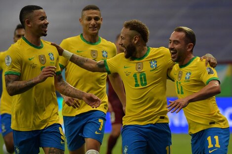 Festejo brasileño tras el penal convertido por Neymar para el 2-0 parcial