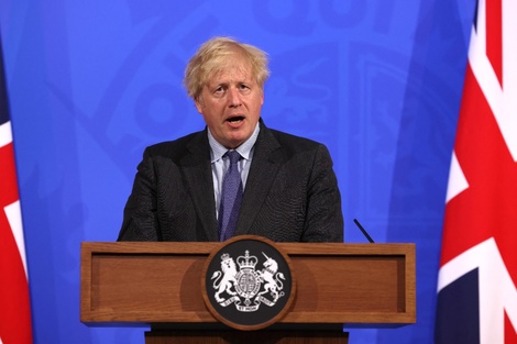 Boris Johnson aplaza un mes el levantamiento de las restricciones