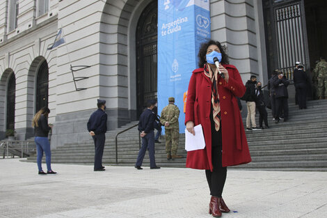 La ministra de Salud, Carla Vizzotti en la puerta del CCK donde se implementó un vacunatorio nacional.