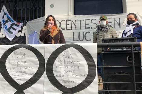 Los docentes porteños continúan con el reclamo de suspensión de las clases presenciales. Hicieron en la Escuela 14 de la Boca un homenaje Anita Billordo, auxiliar de esa escuela. Era casera y paciente de riesgo, murió por covid este domingo. 