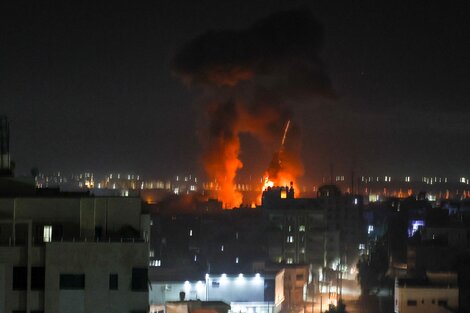 Bombardeo israelí sobre cuidad de Gaza en respuesta a los globos incendiarios.