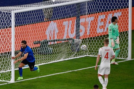 Locatelli festeja el primer gol de Italia