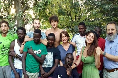 Italia: la ejemplar historia de la familia que albergó a seis inmigrantes africanos