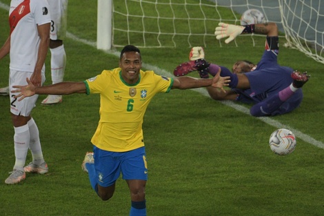 Alex Sandro acaba de convertir el primer gol de Brasil 