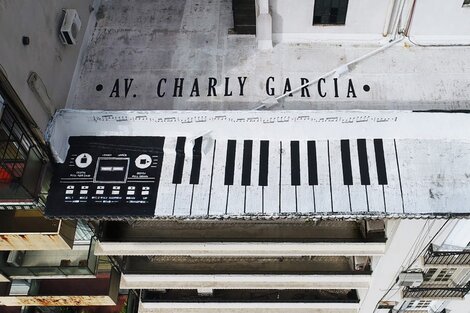 La historia del mural en la terraza del edificio de Charly García