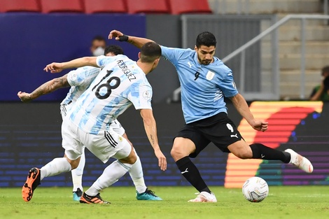 Suárez maniobra entre Rodríguez y Acuña