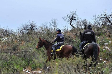 Efectivos policiales rastrillan en busca de la niña en la provincia de San Luis. 