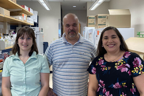 Feldman juntos con las biotecnólogas de la UNR Mariana Sartorio y Gisela Di Venanzio.