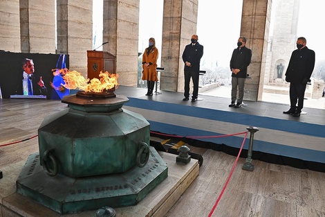 Acto en el propileo del Monumento con el presidente vía remota, Rodenas, Perotti, Javkin y Rossi.  