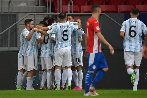 El festejo argentino tras el gol del "Papu". Después, fue todo sufrimiento