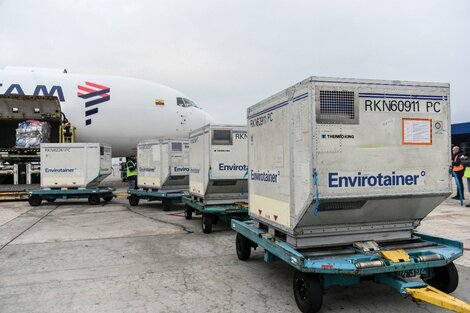 Coronavirus: Llegó un nuevo vuelo de Aerolíneas con más de 750 mil dosis de Sinopharm