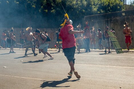 Represión de pueblos indígenas el martes en Brasilia.