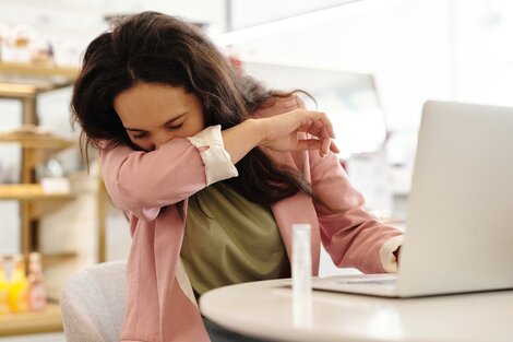 Estornudar varias veces seguidas puede ser un síntoma de covid en las personas vacunadas