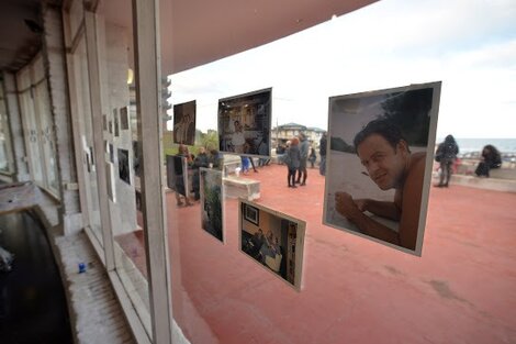 El ventanal del Centro Cultural Pipach, con las fotos de Juan.