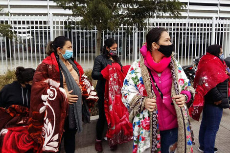 "Con frío no se puede estudiar", el frazadazo frente al ministerio de educación de CABA 