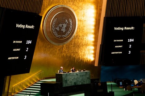 El panel de la asamblea de la ONU muestra el resultado de la votación sobre el fin del embargo a Cuba.