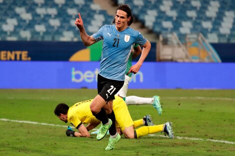 Cavani inicia el festejo del segundo gol de Uruguay