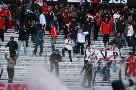 Los hinchas provocaron incidentes serios en el estadio