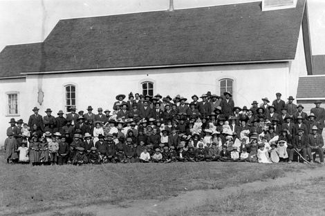 En Canadá quemaron otras dos iglesias y ya son cuatro los templos atacados tras el hallazgo de tumbas cerca de internados católicos que reclutaban por la fuerza a niñes de pueblos originarios.