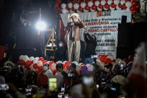 Pedro Castillo promete un "gobierno del pueblo" y envía señales de alivio al mercado