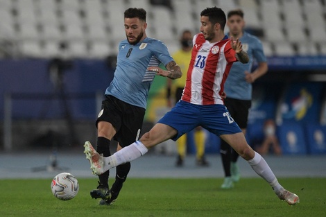 Villasanti cruza a Nández. Ganó Uruguay.