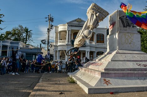 Protestas en Colombia: derribaron una estatua de Cristóbal Colón en Barranquilla