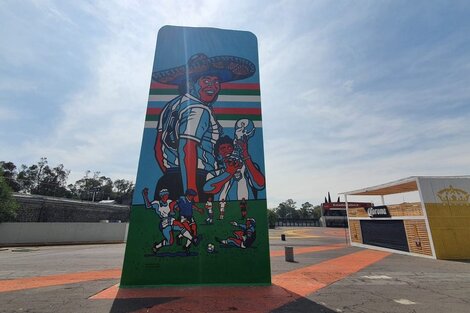 Inauguran un mural de Maradona en el estadio Azteca