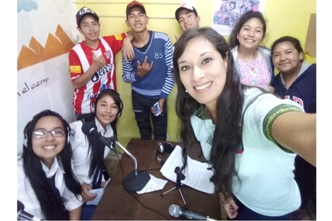 Estudiantes en la radio comunitaria "FM Raco” de la localidad tucumana de Raco. Foto gentileza Escuela Gaspar de Medina. 