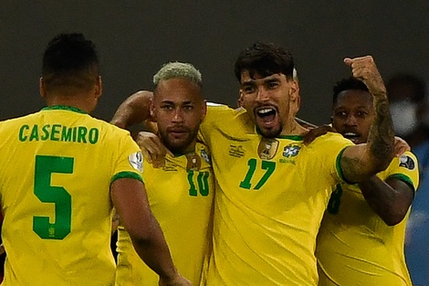 Lucas Paquetá festeja con Neymar y se suma Casemiro. Brasil batió a Chile. 