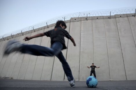 Hinchas argentinos envían pelotas a Palestina