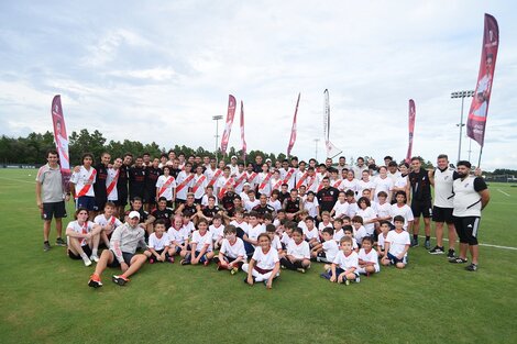 El plantel de River en Orlando, donde compartieron un rato con los chicos de un Campus