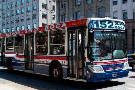 Un hombre fue apuñalado en un colectivo por pedir distancia social