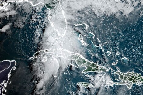 Florida se prepara para la tormenta tropical Elsa 