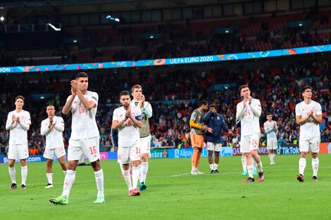 Los españoles aplauden tras la semifinal perdida