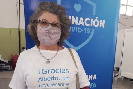 La ingeniosa remera que usó una jubilada para vacunarse