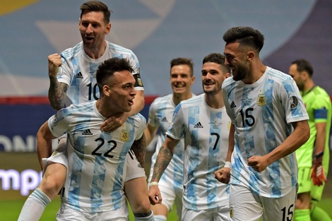 La alegría de los jugadores argentinos luego del gol de Lautaro Martínez a los siete minutos