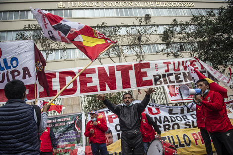 Simpatizantes de Castillo se manifiestan frente al edificio del Jurado Nacional Electoral en Lima. Foto2: Acampe campesino frente al edificio del JNE. (AFP)