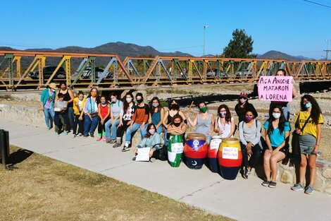 Mujeres marcharon por el reciente femicidio en Vaqueros